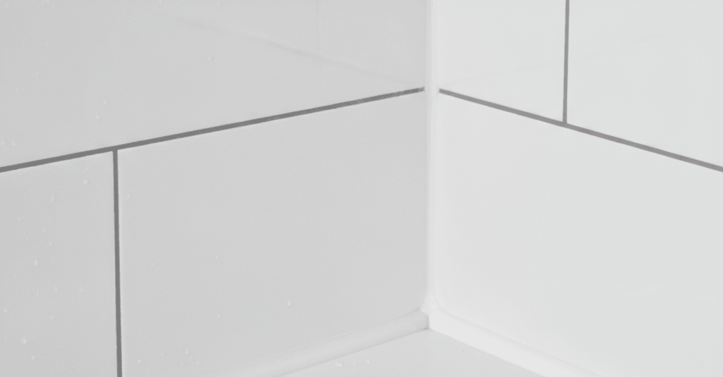 Comparativa de silicona vs sellador acrilico baño en una junta de ducha