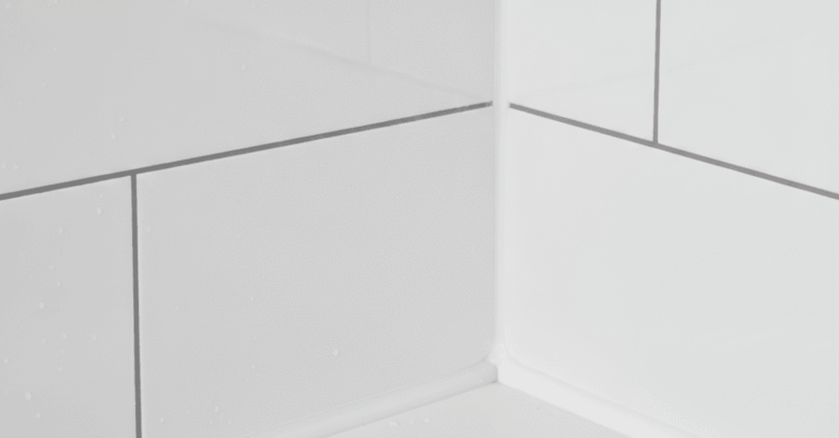 Comparativa de silicona vs sellador acrilico baño en una junta de ducha